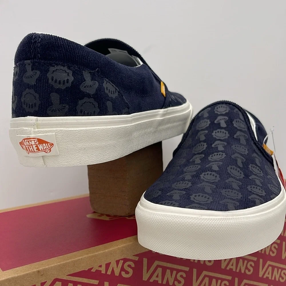 Vans Men’s Classic Slip-On
Trippy Cord Dark Navy
VN0A7Q5DDNV Sneakers - Picture 8 of 16